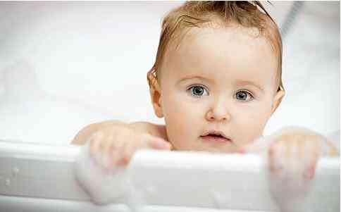 婴儿冼澡能一只手托着头吗，婴儿洗澡时如何托住头部