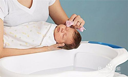 沐浴过程中怎样防止新生儿滑脱的方法